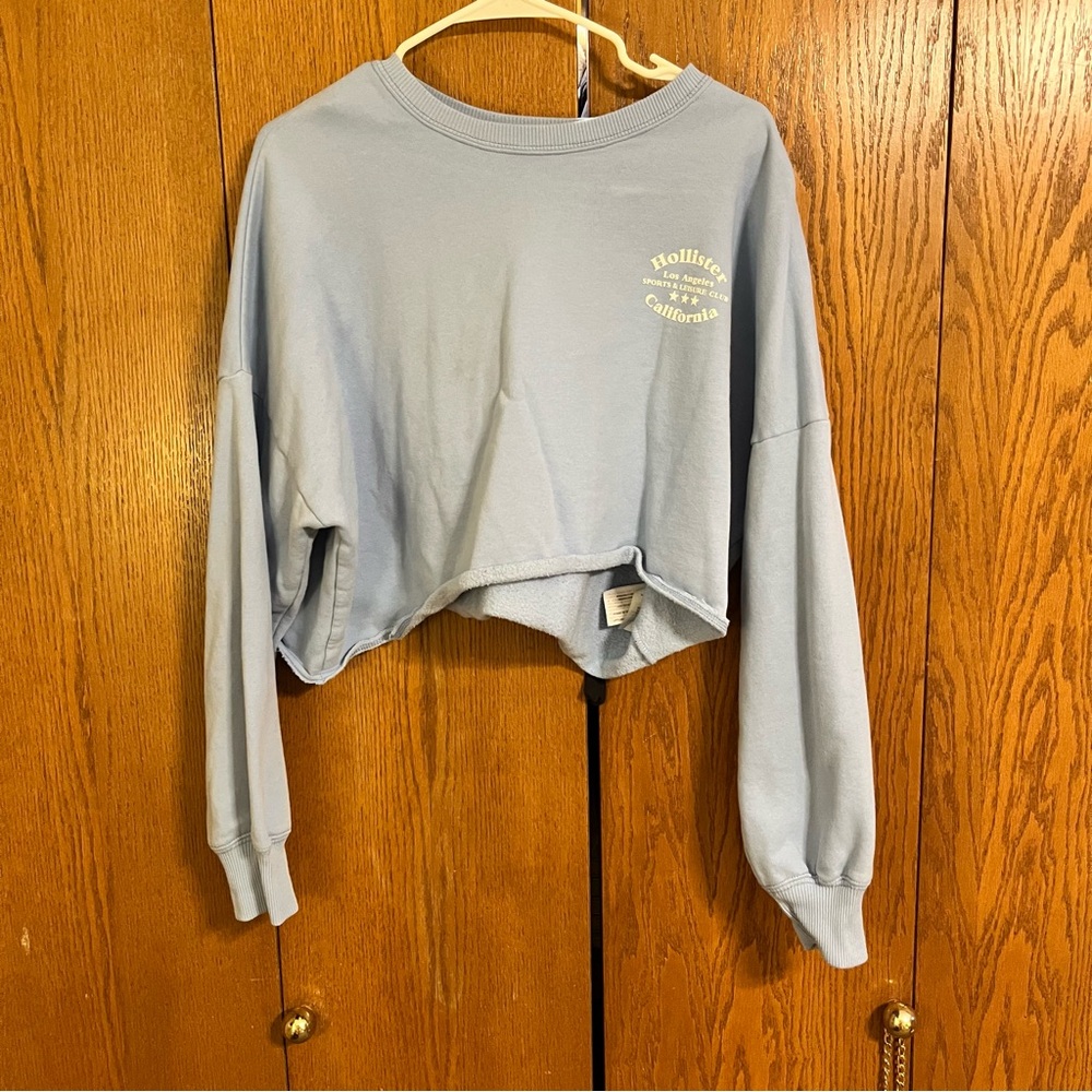 Hollister Women's Light Blue Cropped Sweatshirt